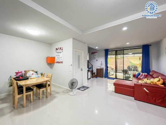 ทาวน์เฮ้าส์มือสองย่านนนทบุรี โครงการ เปี่ยมสุข S-Gate แจ้งวัฒนะ-กาญจนาภิเษก เนื้อที่มากถึงเกือบ 28 ตร.ว. ฟังก์ชัน 3 ห้องนอน 2 ห้องน้ำ 2 ที่จอดรถ บนทำเลเดินทางสะดวก เชื่อมต่อถ.กาญจนาภิเษก, ถ.ราชพฤกษ์, ถ.345 ใกล้รถไฟฟ้าสายสีม่วง "สถานีคลองบางไผ่" และทางด่วน "กาณจนาภิเษก"